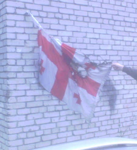 Горящий флаг Грузии на одном из зданий Новосибирска