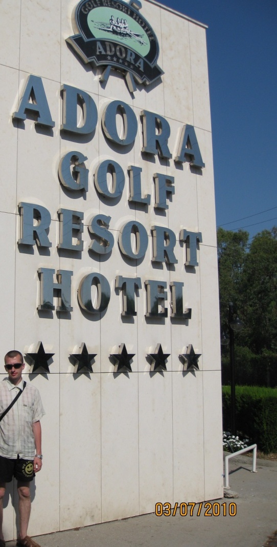 У въезда в отель Adora Golf Resort